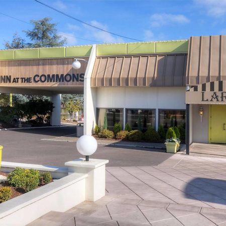 Inn At The Commons Медфорд Экстерьер фото