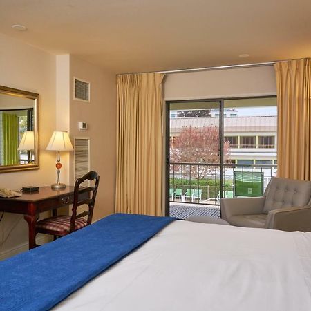 Inn At The Commons Медфорд Экстерьер фото