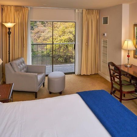 Inn At The Commons Медфорд Экстерьер фото