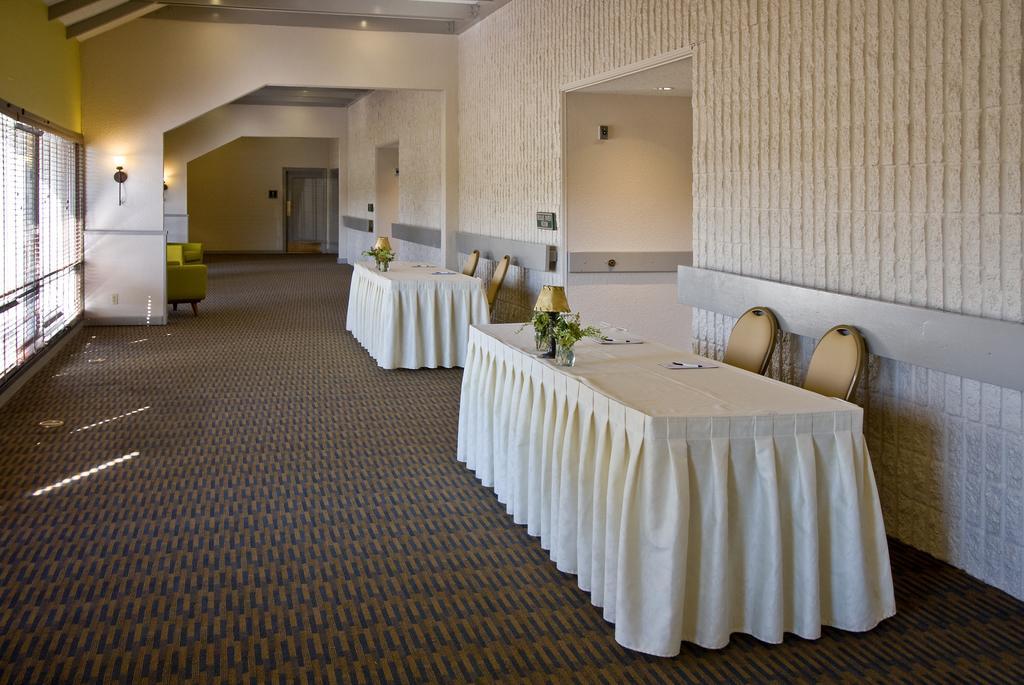Inn At The Commons Медфорд Экстерьер фото