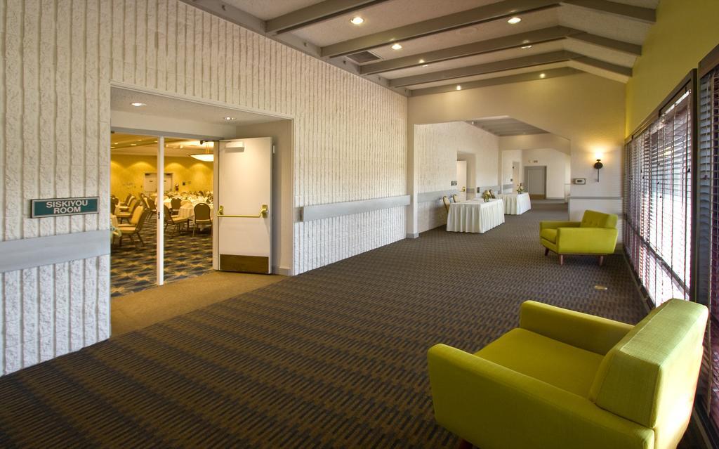 Inn At The Commons Медфорд Экстерьер фото