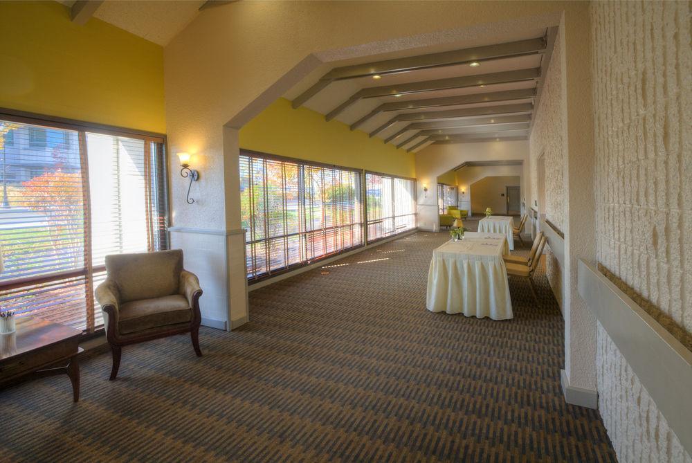Inn At The Commons Медфорд Экстерьер фото