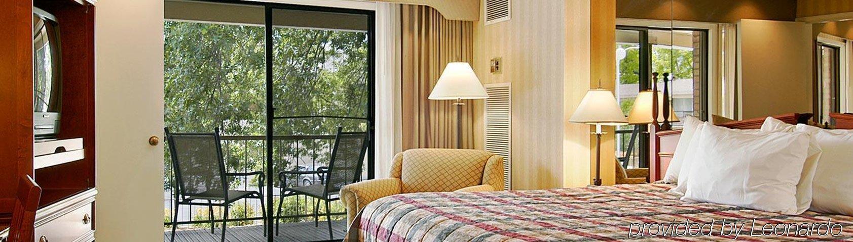 Inn At The Commons Медфорд Экстерьер фото