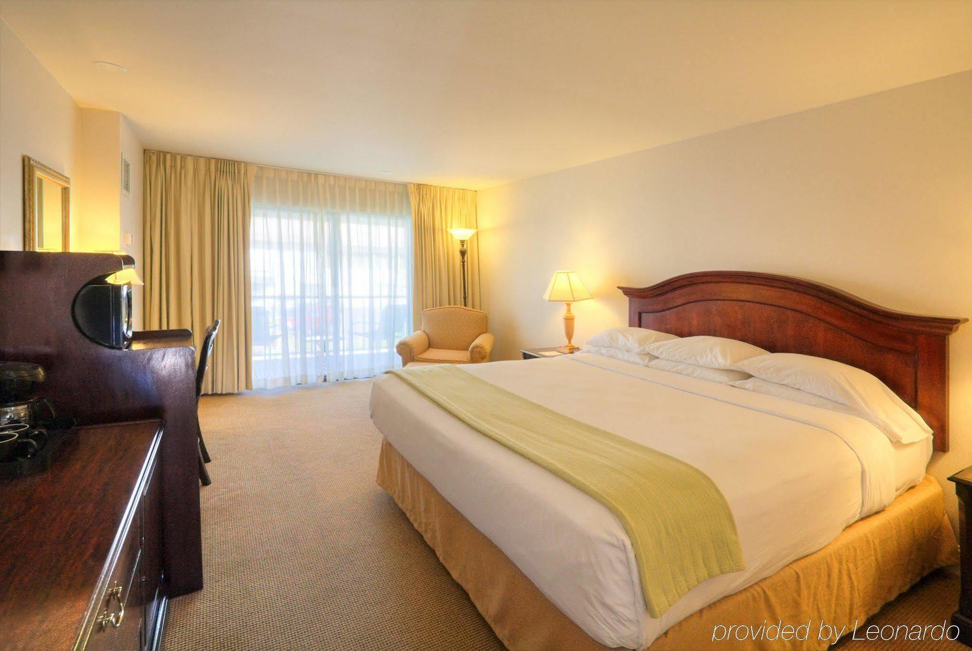 Inn At The Commons Медфорд Экстерьер фото