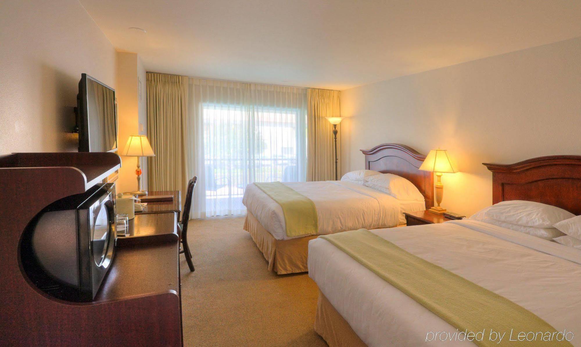 Inn At The Commons Медфорд Экстерьер фото
