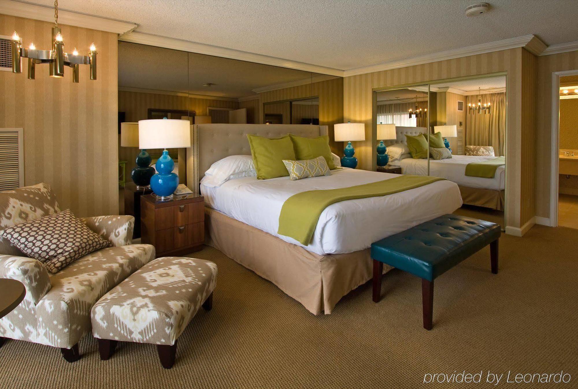 Inn At The Commons Медфорд Экстерьер фото