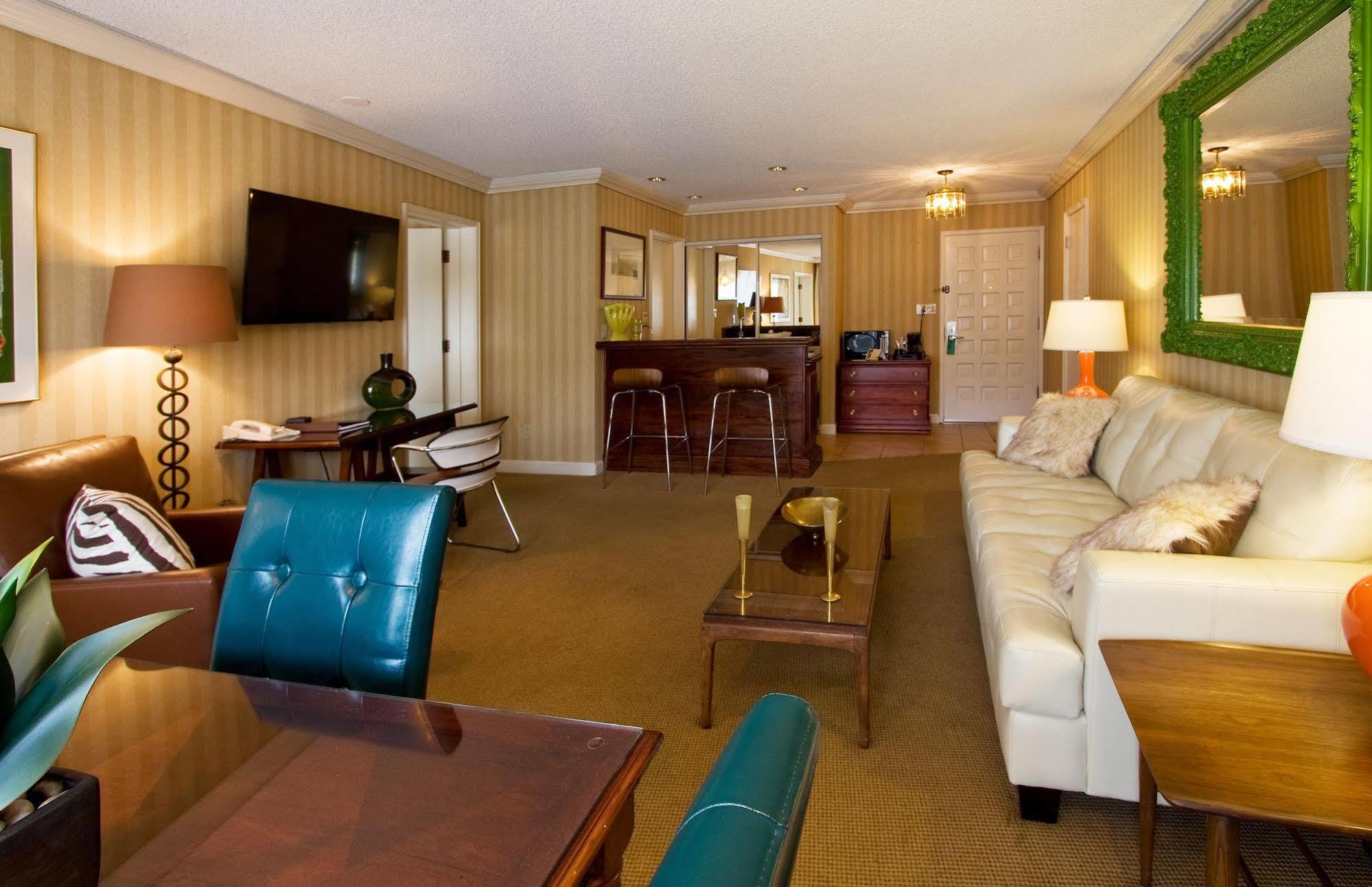 Inn At The Commons Медфорд Экстерьер фото