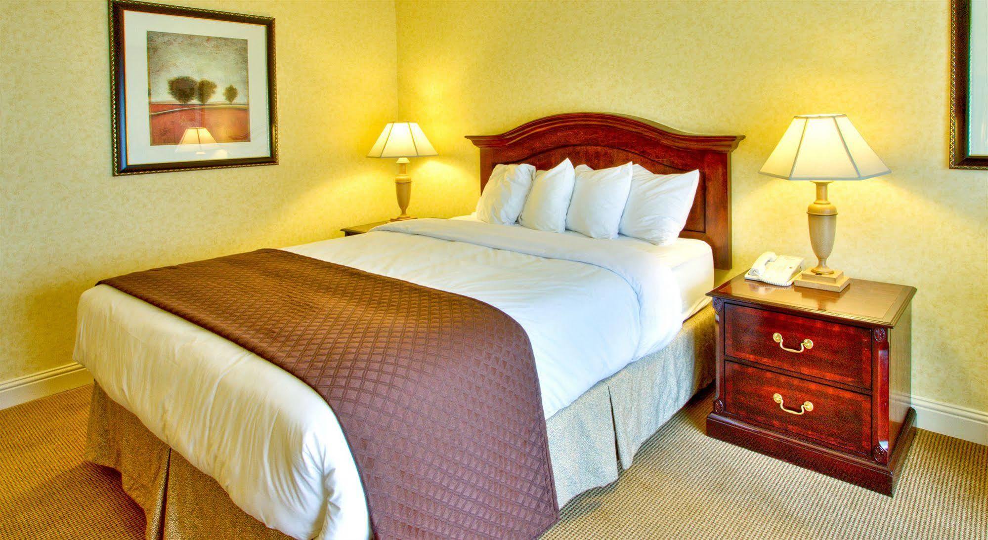 Inn At The Commons Медфорд Экстерьер фото