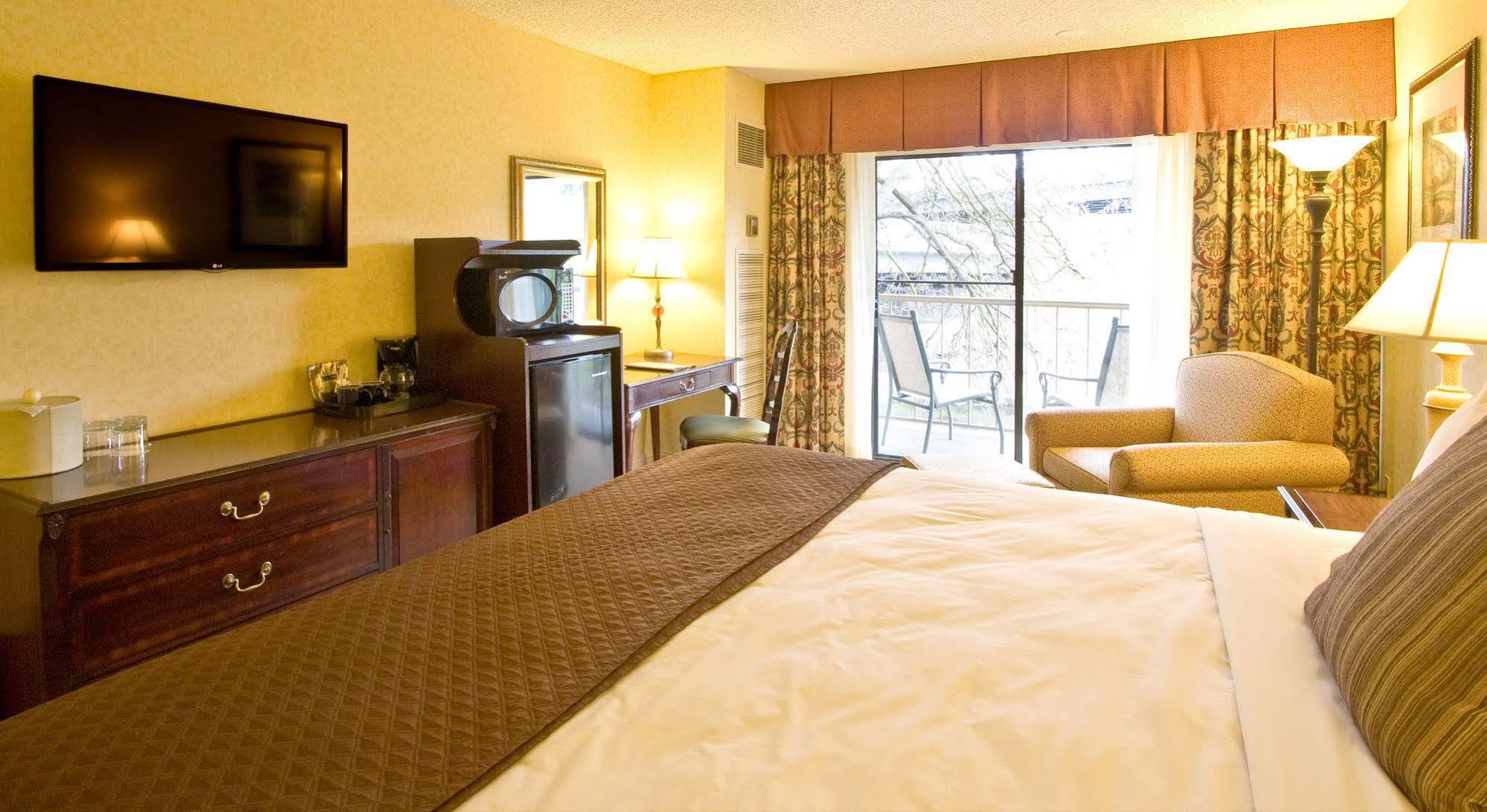 Inn At The Commons Медфорд Экстерьер фото