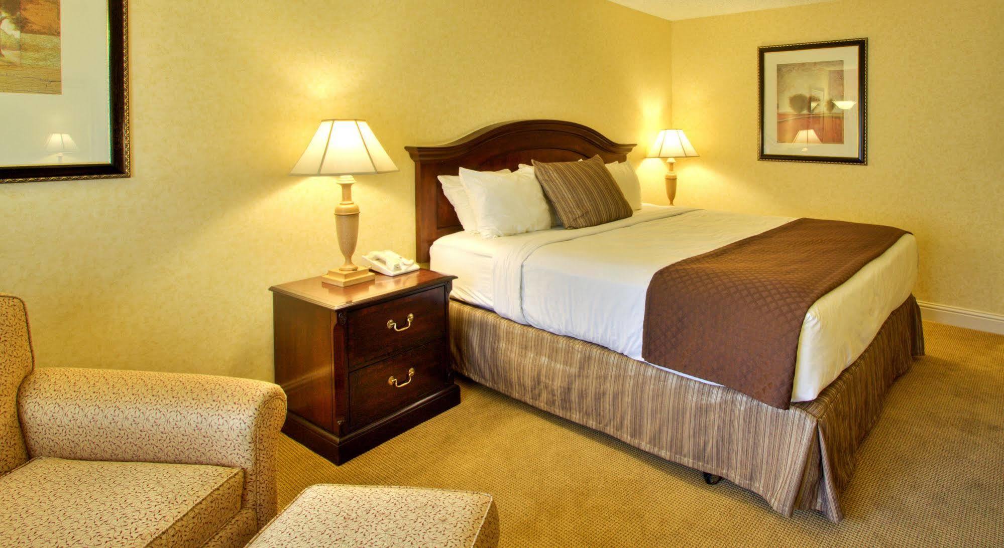 Inn At The Commons Медфорд Экстерьер фото
