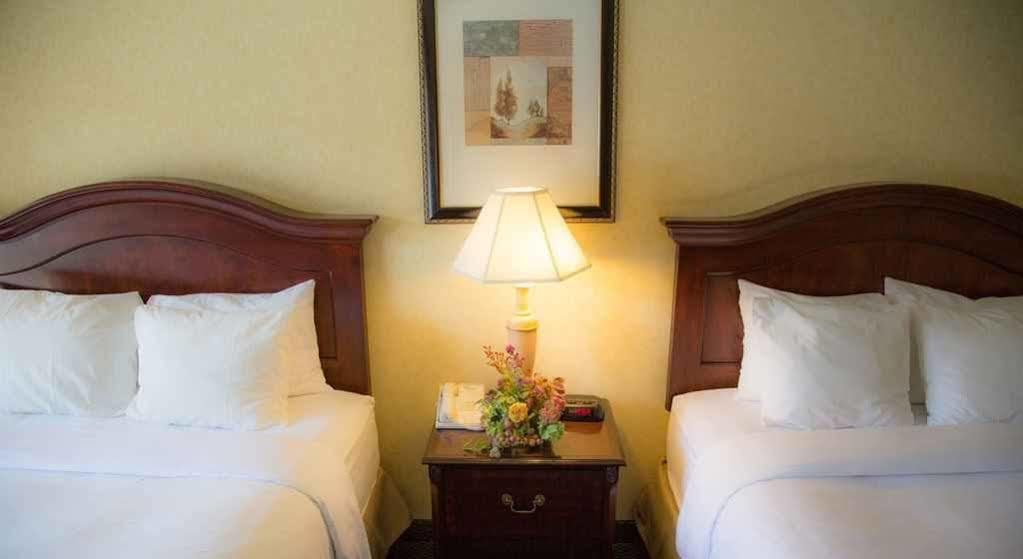 Inn At The Commons Медфорд Экстерьер фото