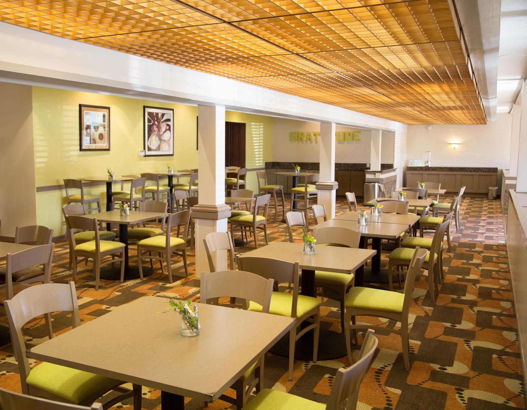 Inn At The Commons Медфорд Экстерьер фото