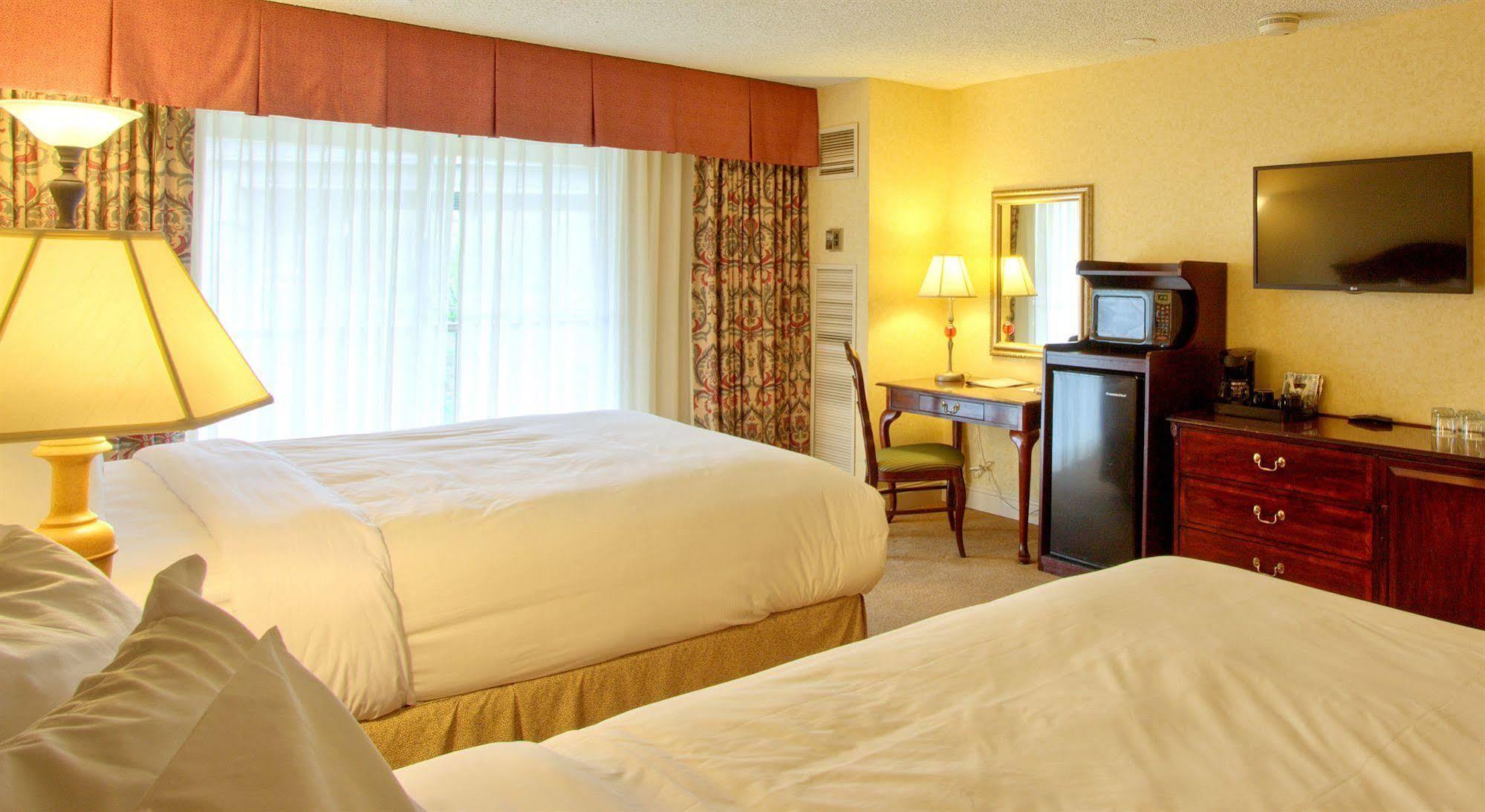 Inn At The Commons Медфорд Экстерьер фото