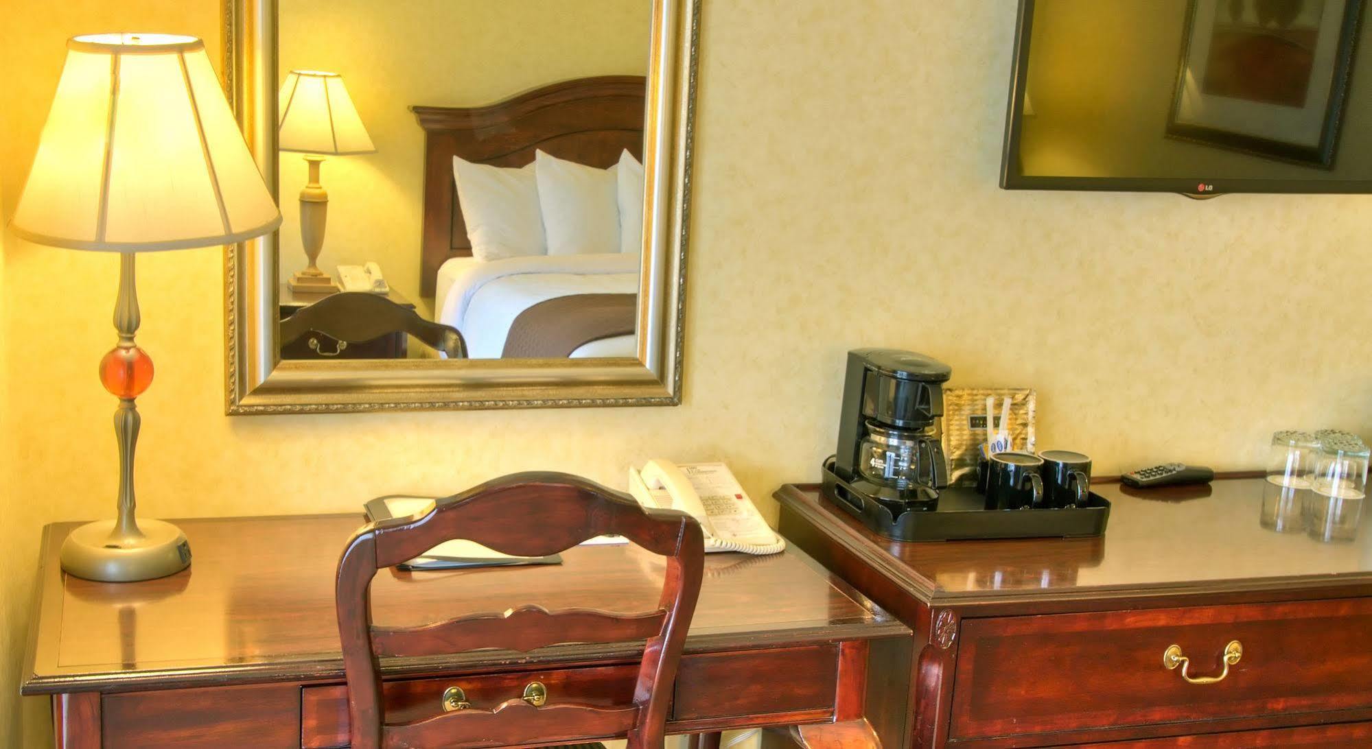 Inn At The Commons Медфорд Экстерьер фото