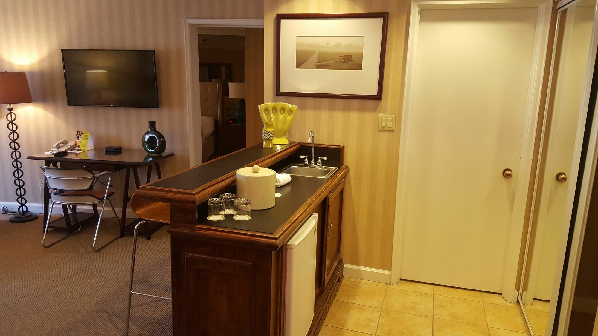 Inn At The Commons Медфорд Экстерьер фото