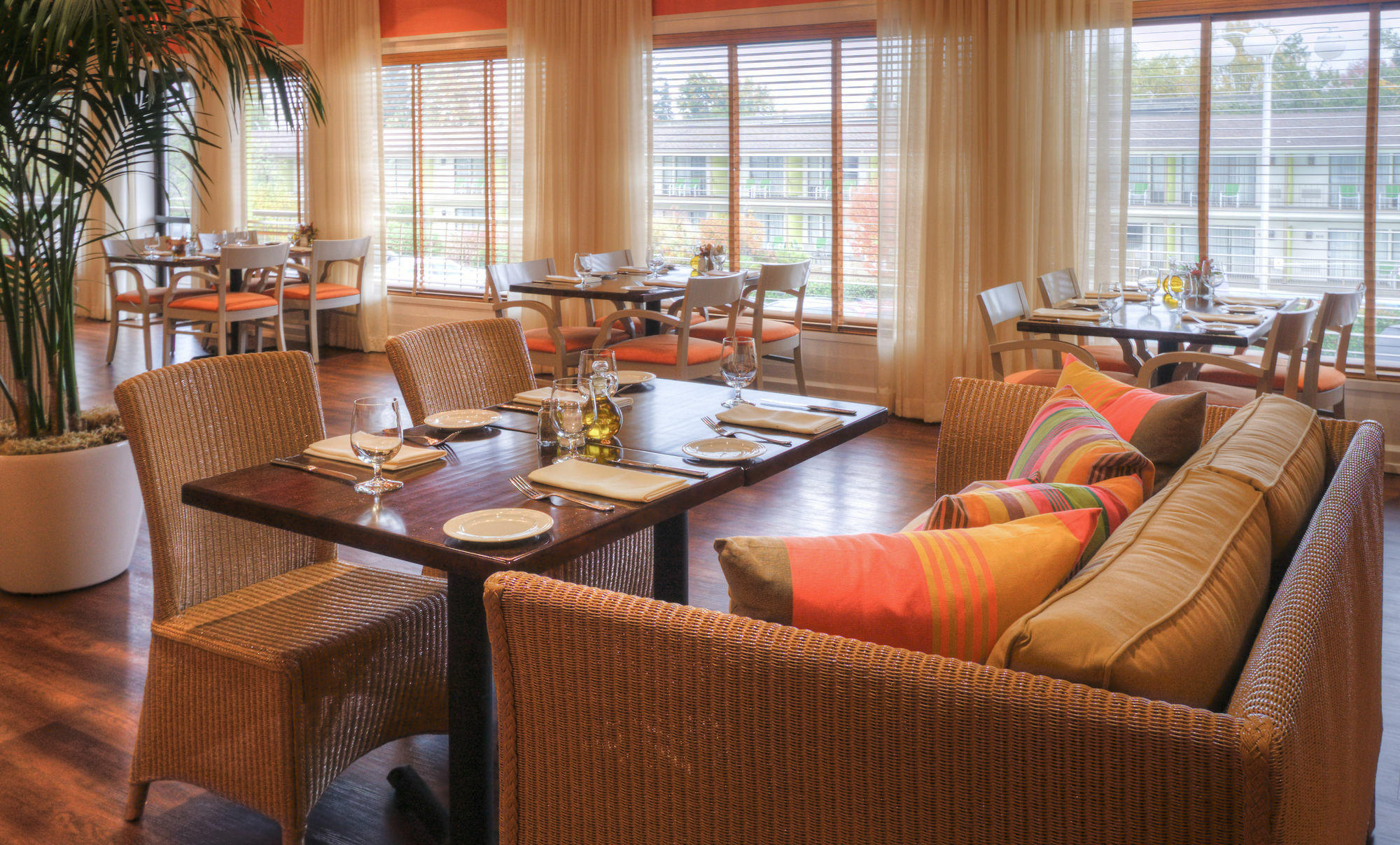 Inn At The Commons Медфорд Экстерьер фото