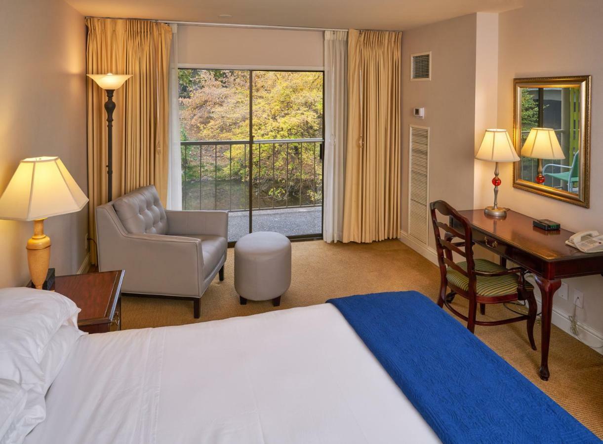 Inn At The Commons Медфорд Экстерьер фото